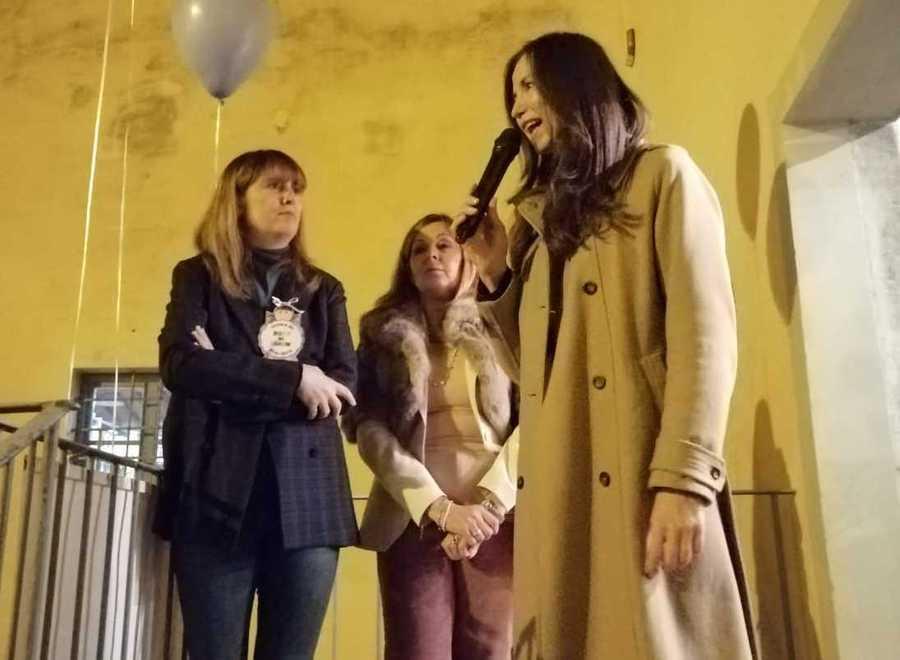 Eloisa si colora di blu per i diritti dei bambini Festa con le famiglie