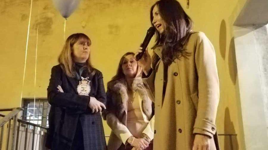 Eloisa si colora di blu per i diritti dei bambini Festa con le famiglie