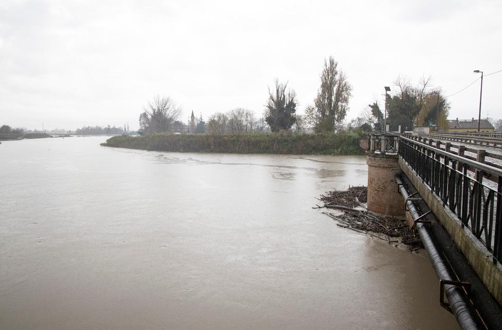 Fiumi, la piena infinita Ponti ancora chiusi in città