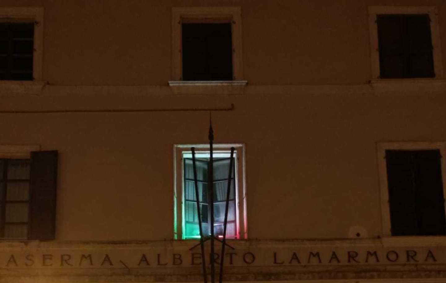 Si illumina di rosso la caserma dei “dimonios” 