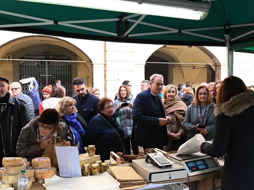San Prospero fa il pieno Migliaia in centro storico fra castagne e mercatini 