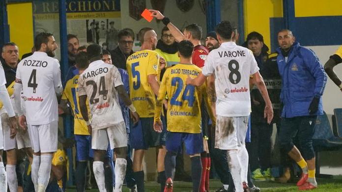 La Reggiana subisce la rimonta a Fermo un pari tra le polemiche