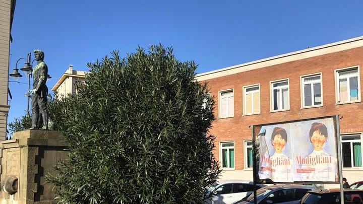 In centro non si respira l’aria di Modigliani, solo due striscioni celebrano il centenario