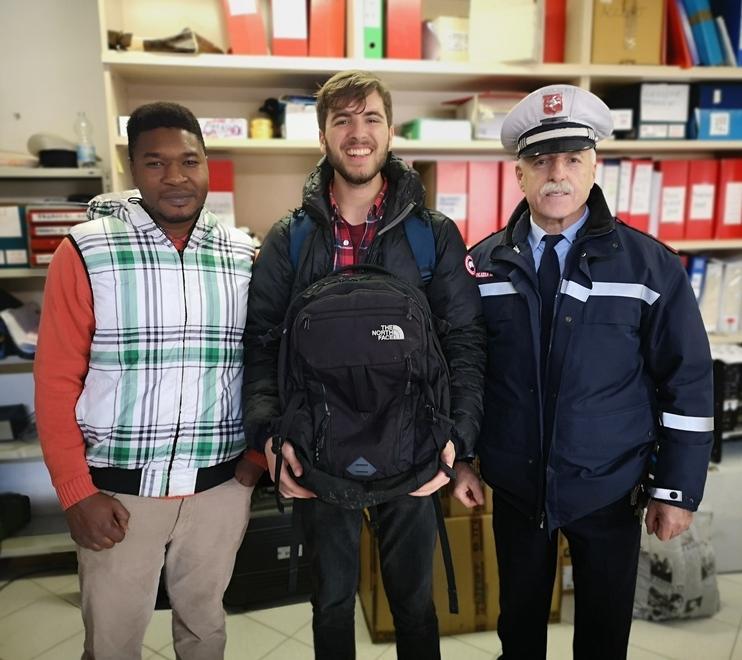 Aveva perso pc e iPad sul treno: giovane nigeriano li trova e li restituisce