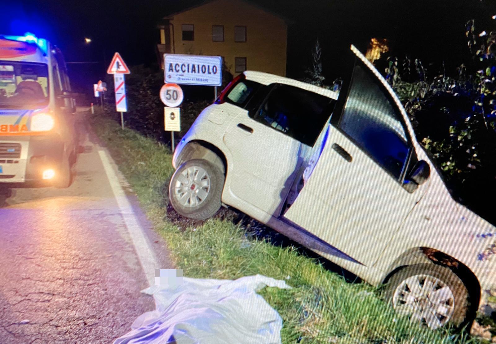 Muore a 59 anni nell'auto finita fuori strada
