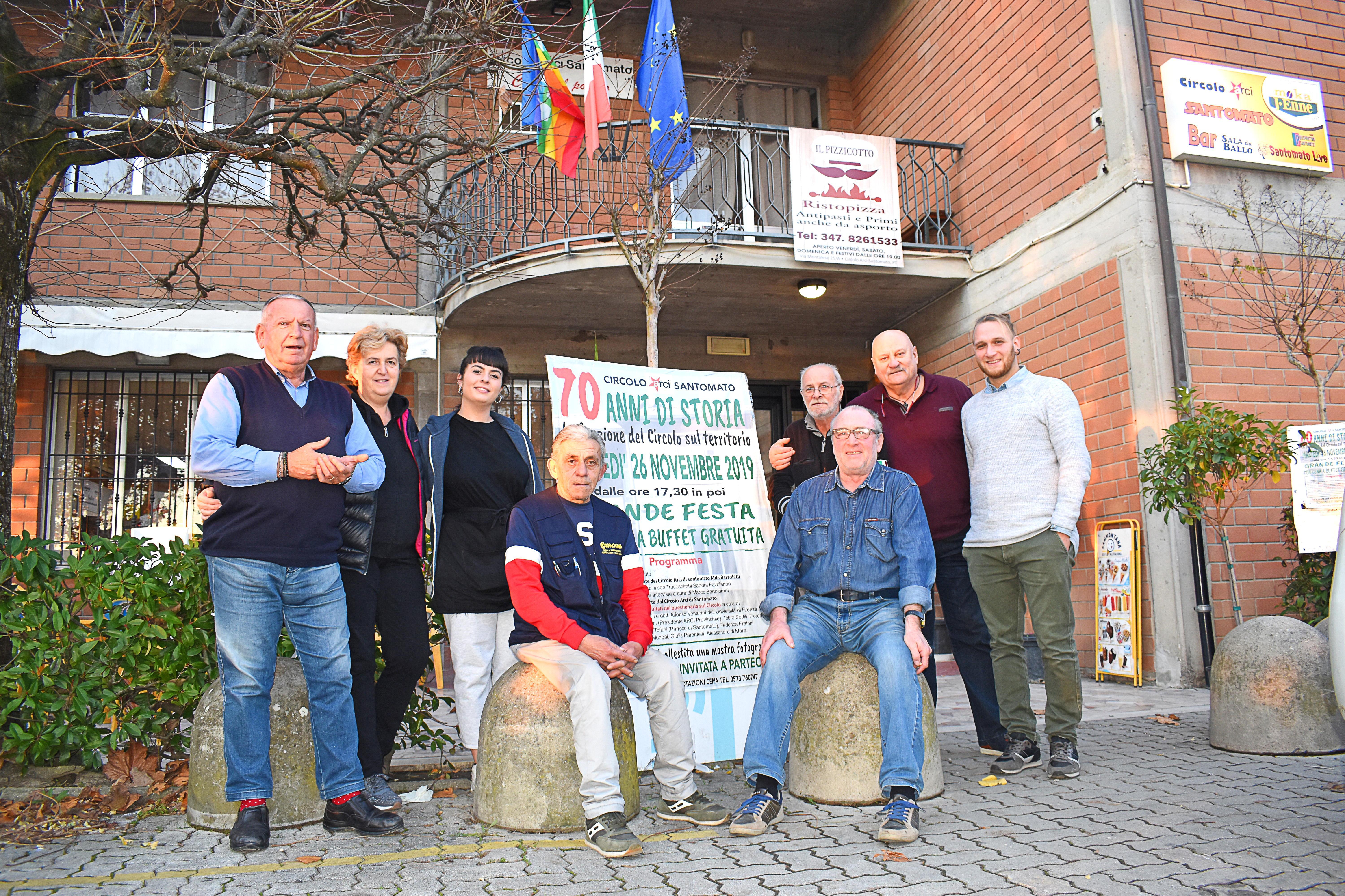Volontari davanti alla Casa del Popolo di Santomato (Foto Lorenzo Gori)