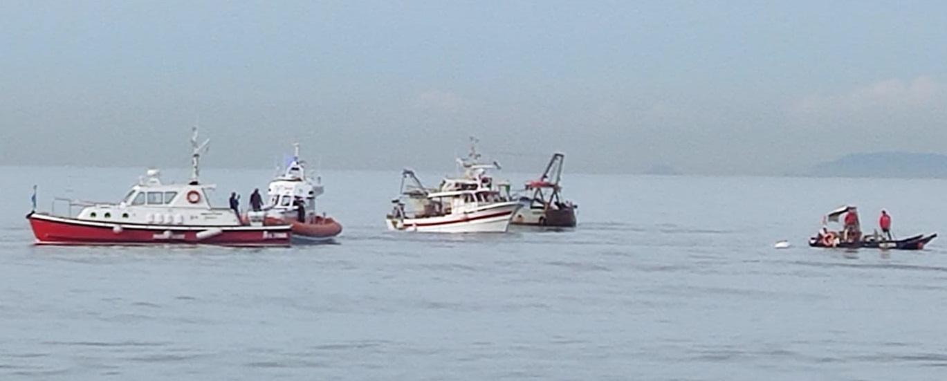 Viareggio, peschereccio naufraga dopo la collisione con un tronco d'albero 