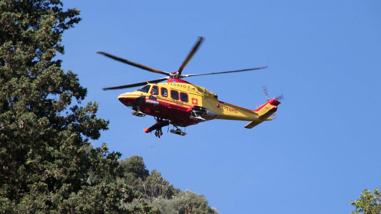 Uomo trovato morto in un campo a Vaiano