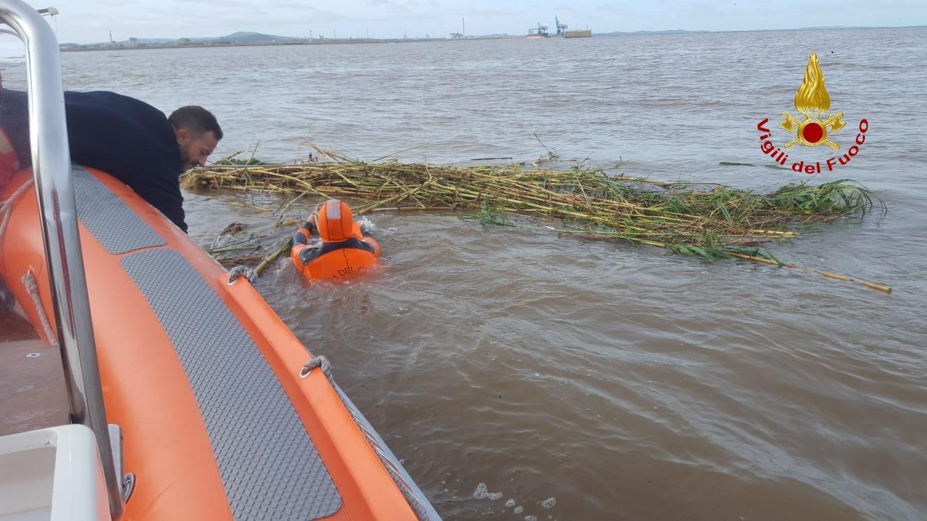 Porto Torres, i vigili del fuoco al lavoro contro l'esondazione del Rio Mannu 