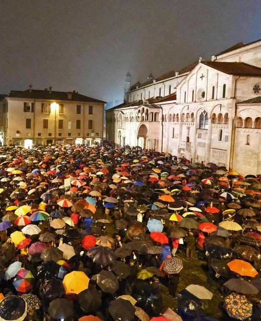 La manifestazione delle sardine a Modena