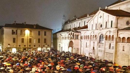 La manifestazione delle sardine a Modena