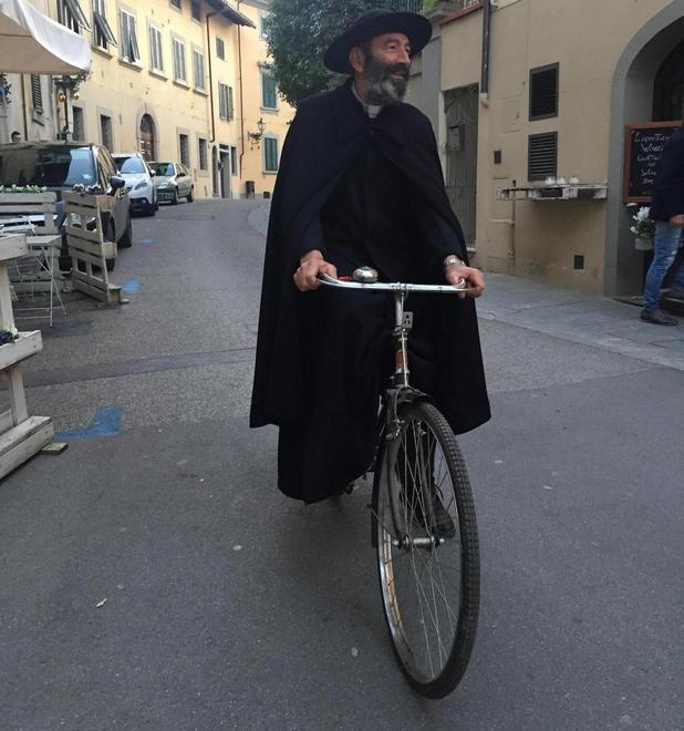 Il nuovo prete arriva a Santa Croce in sella alla sua bici 