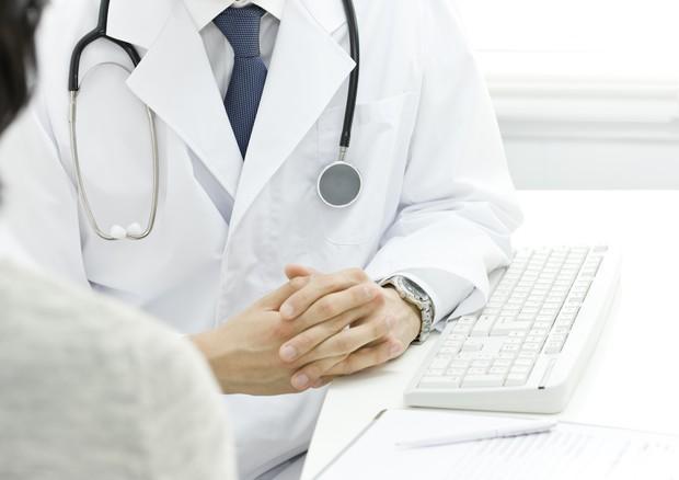 Falso ufficiale giudiziario tenta di truffare i medici di uno studio del centro