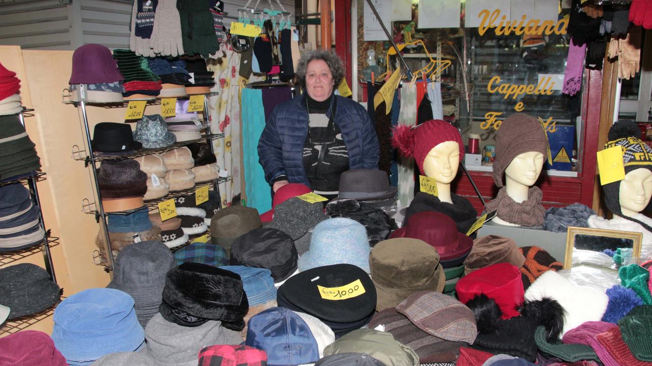 Viviana Rabà nel suo negozio di cappelli