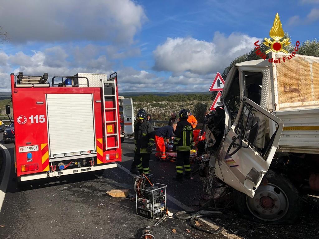 L'incidente sulla statale 128 (foto Mario Rosas)