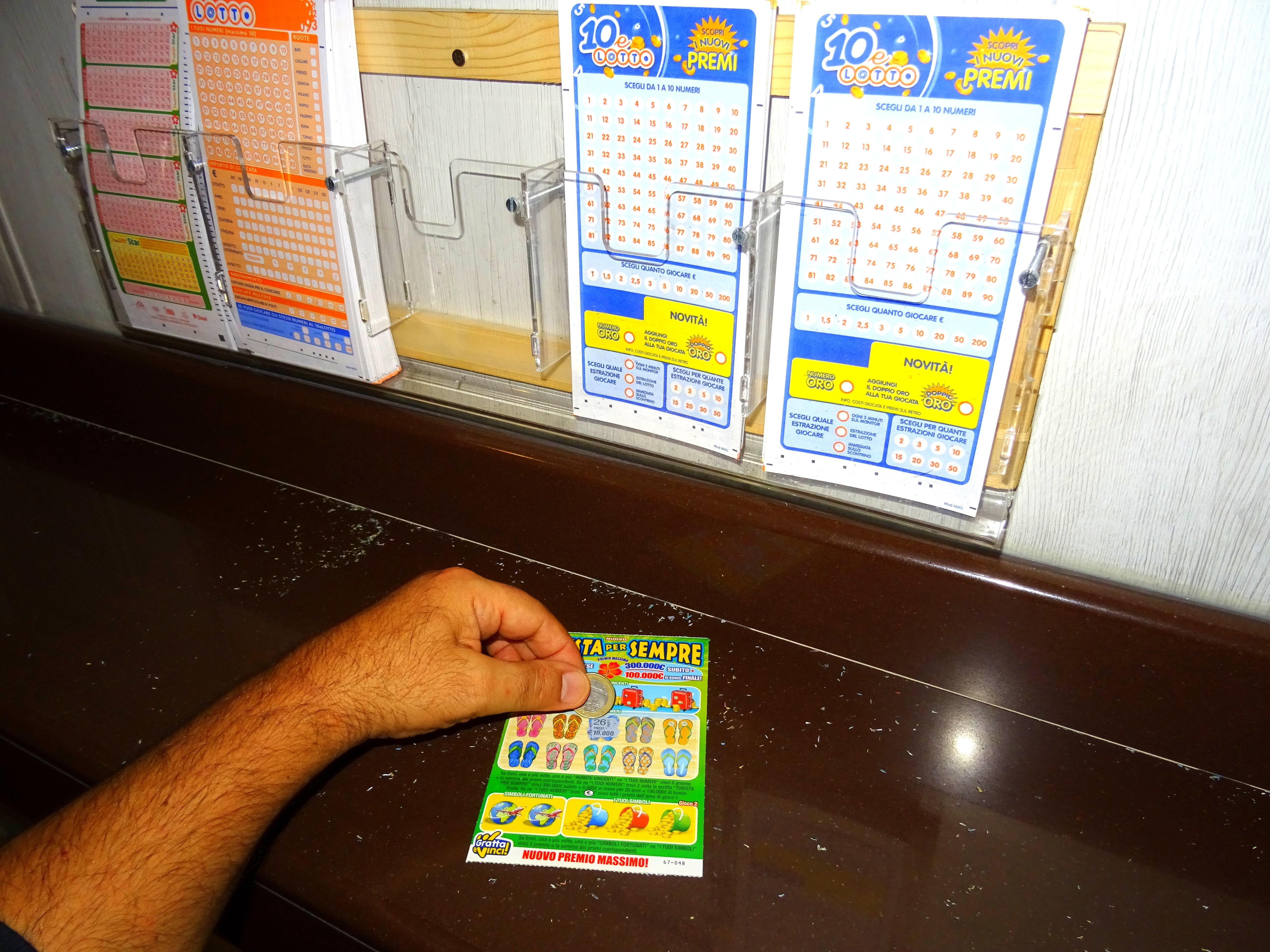 Quartu, gratta e vinci fortunati comprati con una carta rubata: due arresti