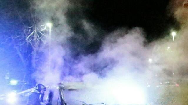 Automobile in fiamme davanti all’Esselunga