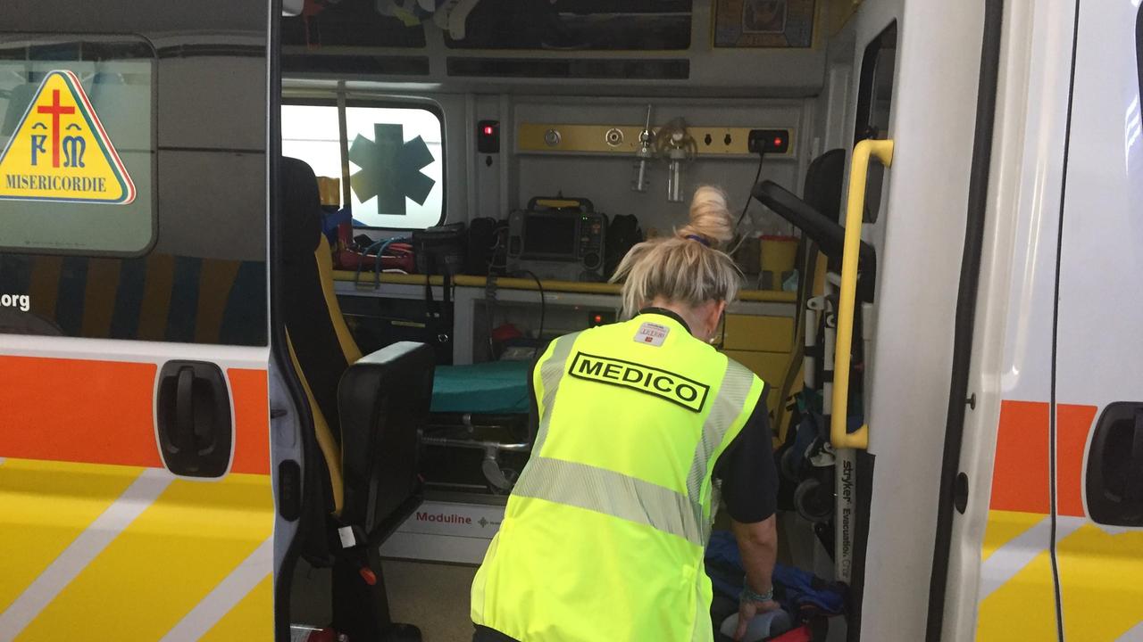 Un medico a bordo di un'ambulanza della Misericordia di via Verdi (foto d'archivio)