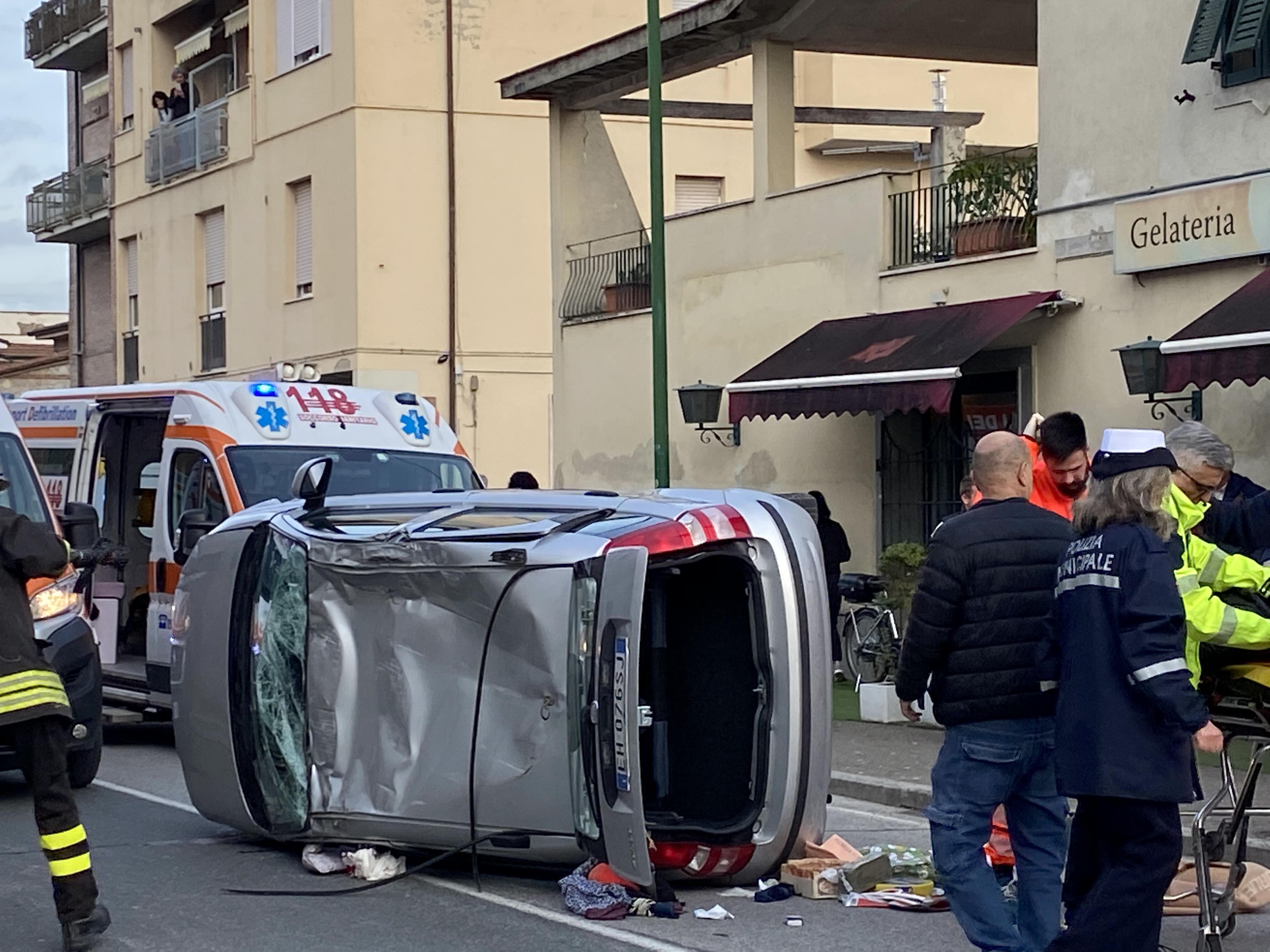 L'auto ribaltata in centro a Ponsacco (Foto Franco Silvi)