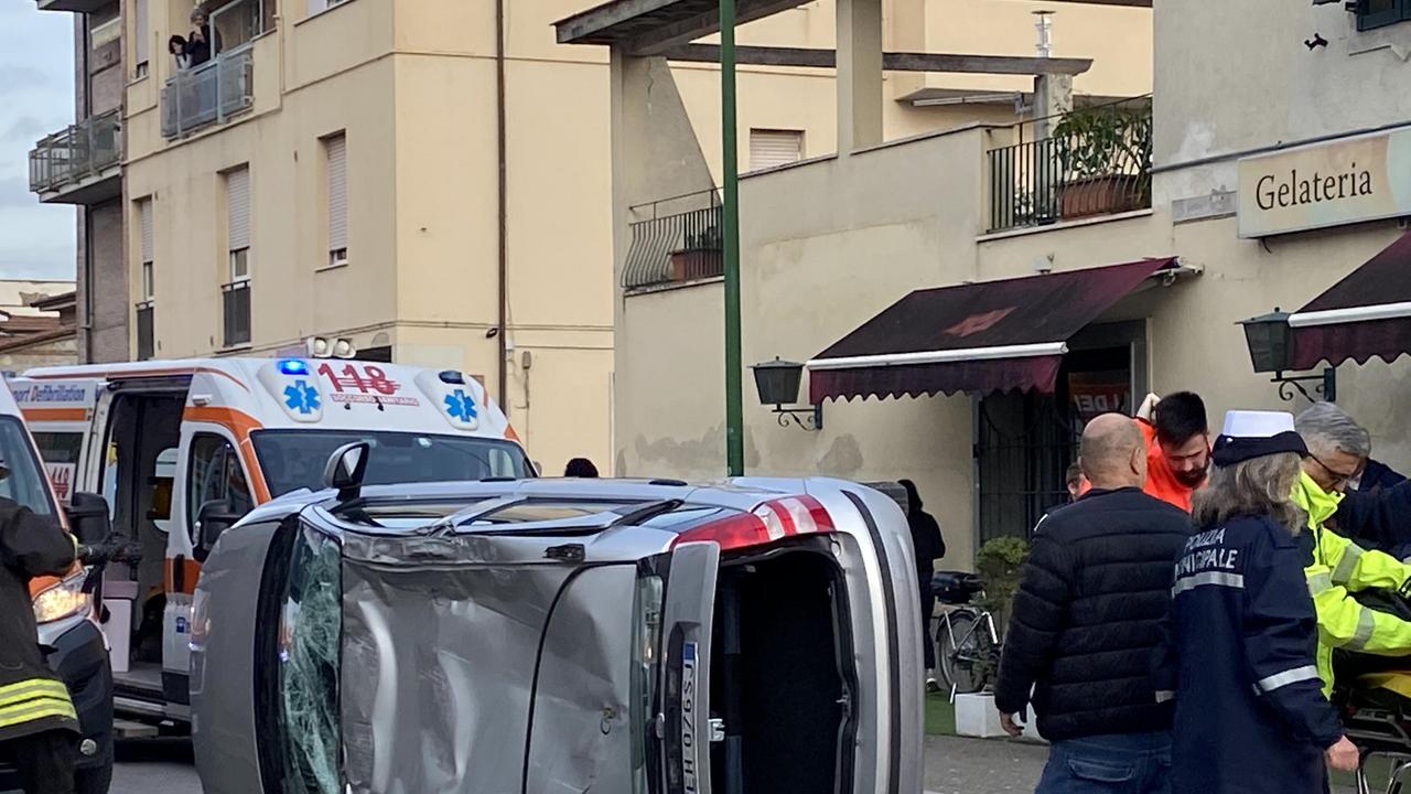 L'auto ribaltata in centro a Ponsacco (Foto Franco Silvi)