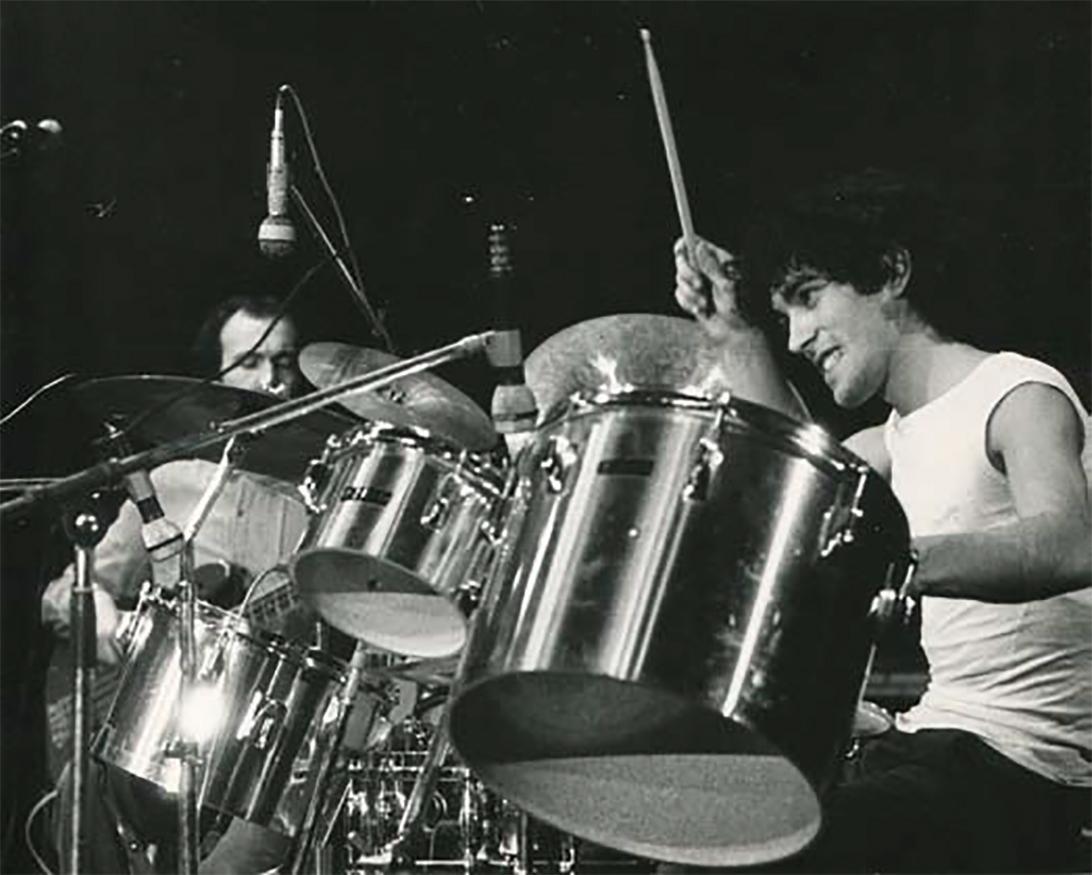 Salvatore Garau alla batteria durante un concerto degli Stormy Six a Berlino est