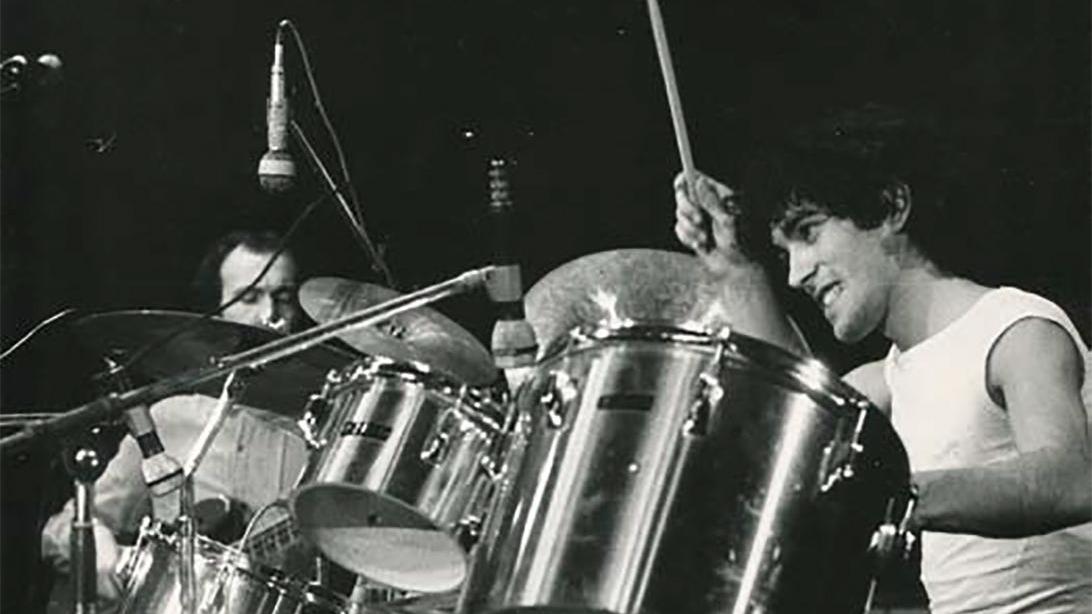 Salvatore Garau alla batteria durante un concerto degli Stormy Six a Berlino est