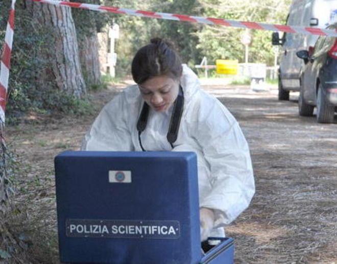 Trovata morta in pineta accanto alla pistola 