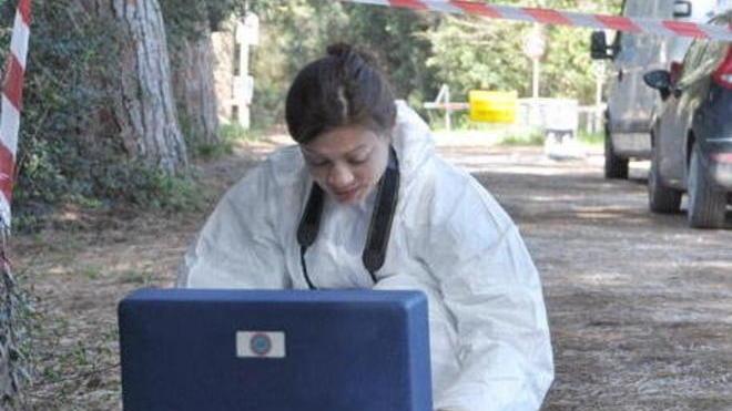 Trovata morta in pineta accanto alla pistola