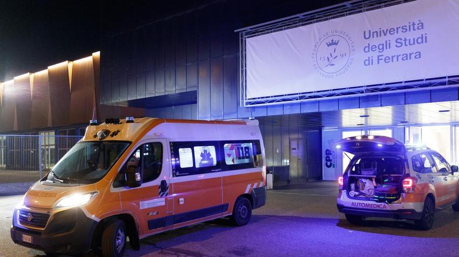 Cade da una scala nell’allestire lo stand. Grave un operaio