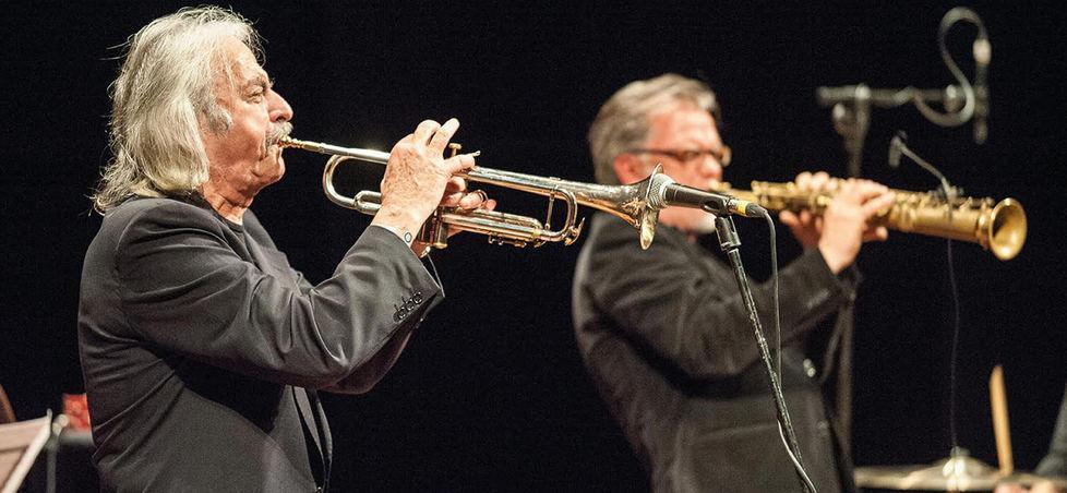 Da sinistra Enrico Rava e Stefano “Cocco” Cantini nel corso di un concerto