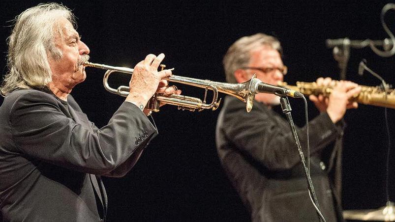 Da sinistra Enrico Rava e Stefano “Cocco” Cantini nel corso di un concerto
