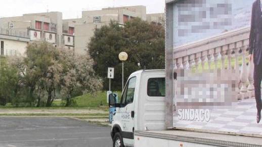 Il camion elettorale non può “fermarsi” Scontro politico