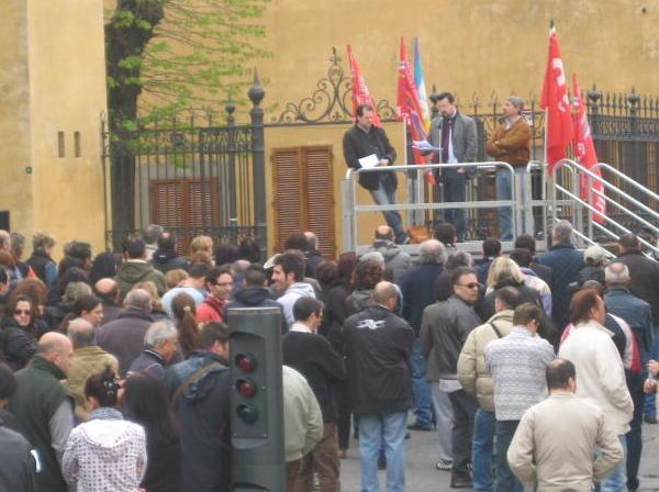 In 300 in piazza per i diritti dei lavoratori 