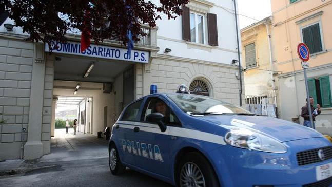 Ubriaco, spaventa i vicini di casa