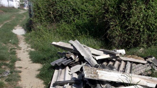 Di notte spunta una discarica con numerose lastre di eternit