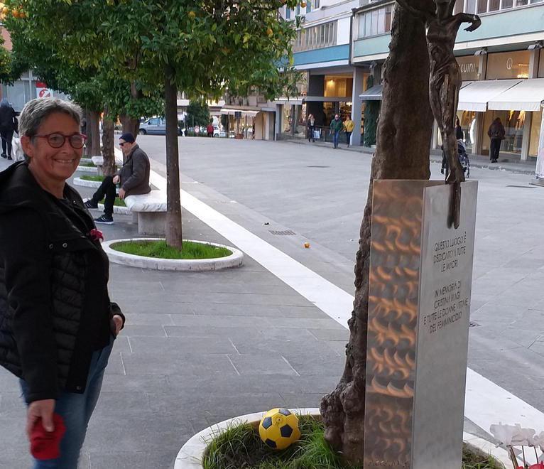 Con un panno rosso puliscono “Sophia”, la statua danneggiata