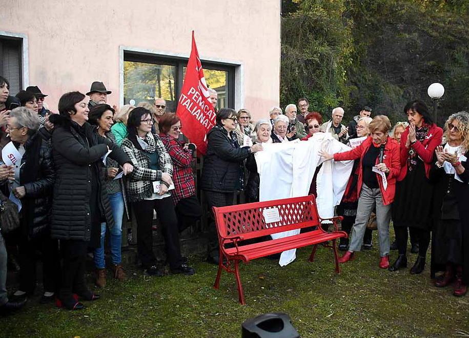 Su quella panchina rossa tutte le donne che lottano 