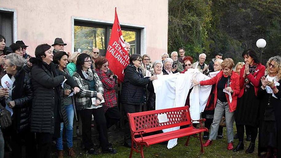 Su quella panchina rossa tutte le donne che lottano