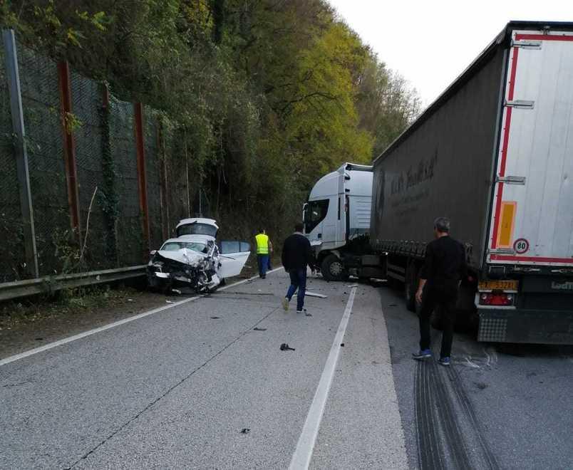 Tir contro auto sulla variante