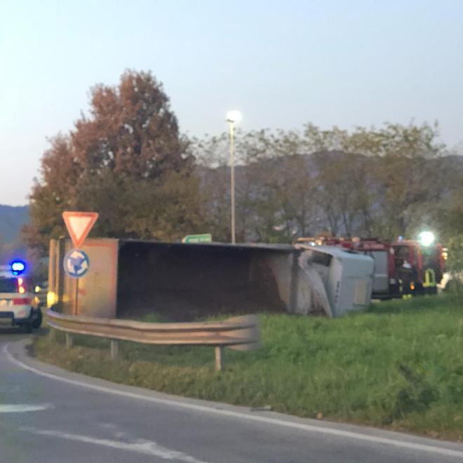 Si ribalta un tir alla rotonda dei Ginesi 