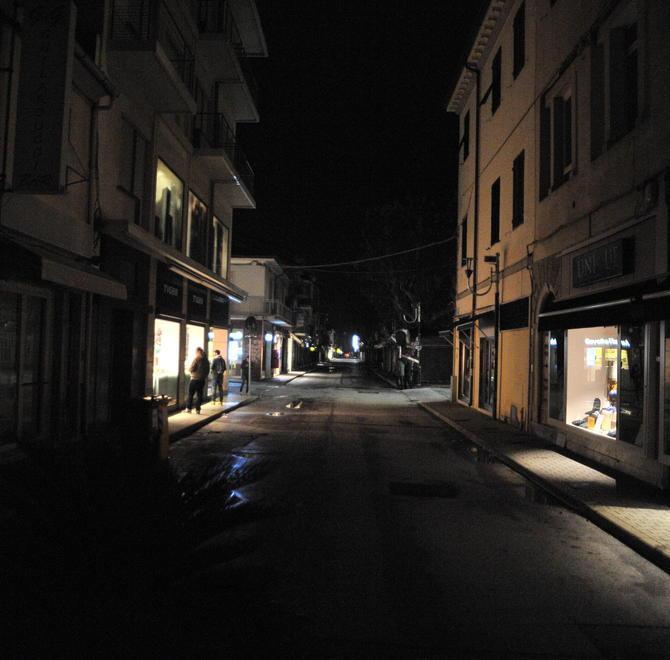 Al buio via Fratti, via dei Mille, il Molo, viale della Resistenza