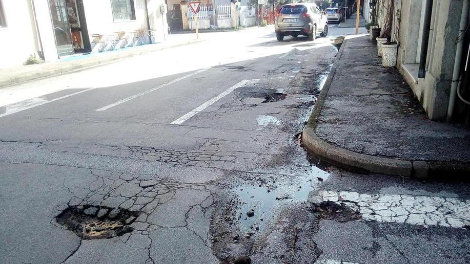 Via Oberdan sbriciolata