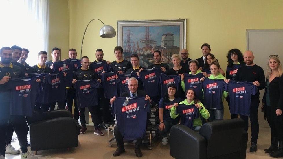 Consegnate le magliette realizzate con la plastica del concerto del Jova