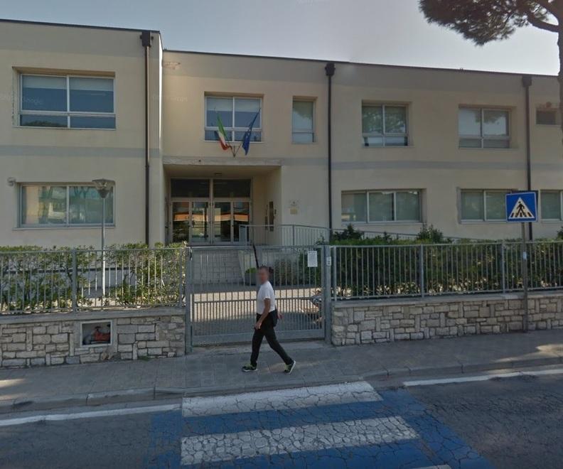 Protesta dei genitori per i corsi a pagamento nella scuola primaria