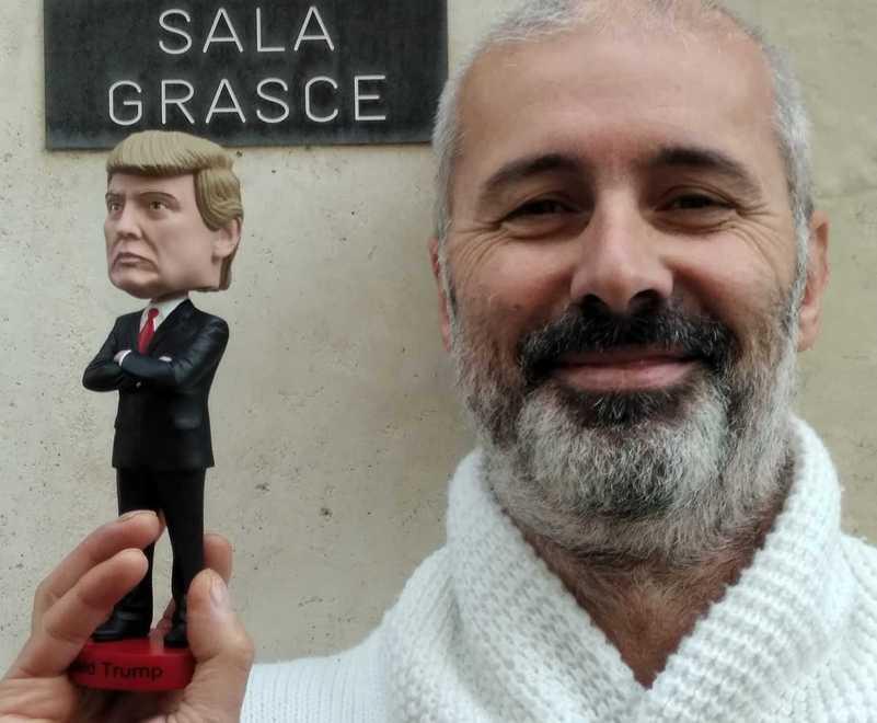 Nel presepe spuntanoTrump, Berlusconi, Troisi e tanti altri