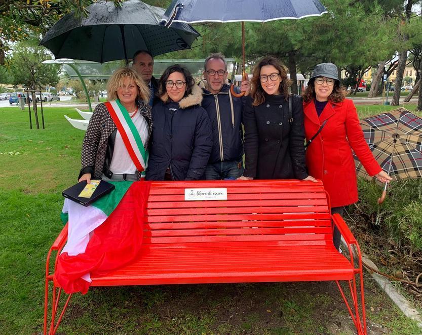Due panchine rosse contro la violenza sulle donne