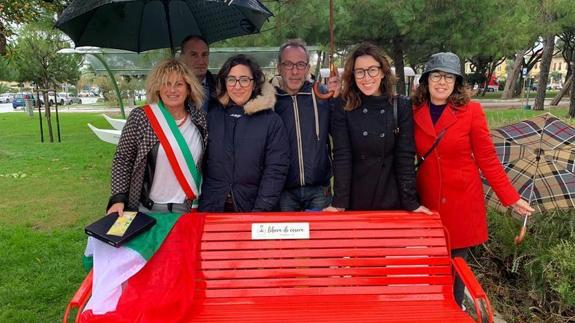 Due panchine rosse contro la violenza sulle donne