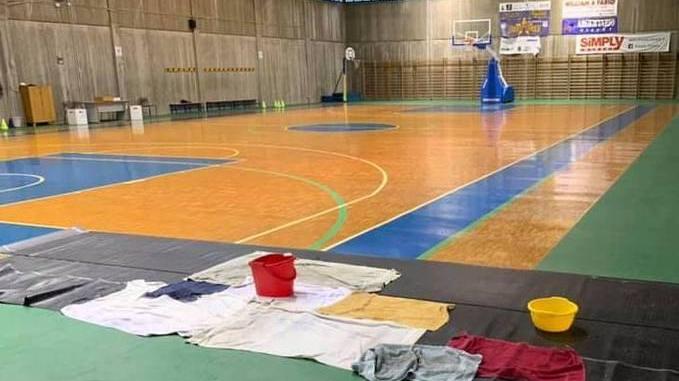 Piove dentro al palasport, le attività a rischio