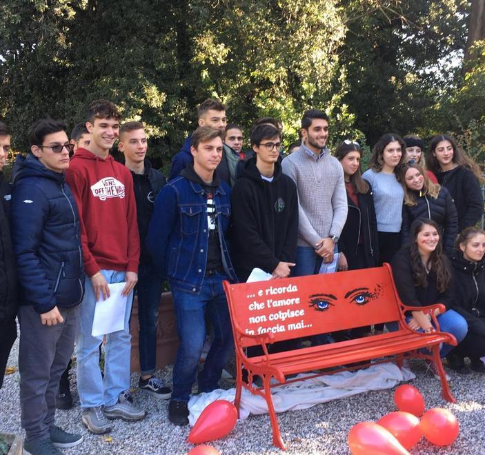 A Villa Fabbricotti inaugurata una panchina rossa 