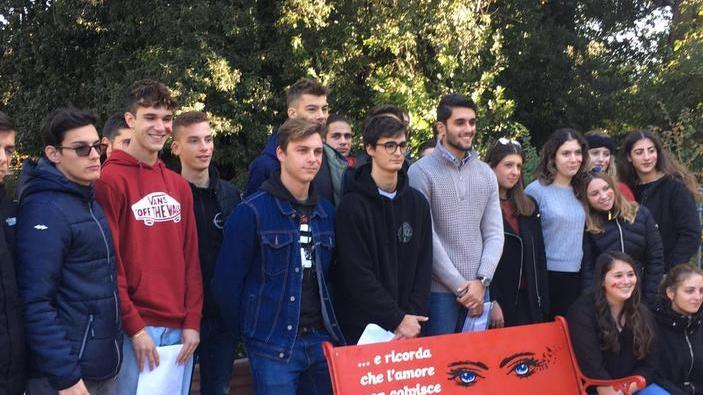 A Villa Fabbricotti inaugurata una panchina rossa